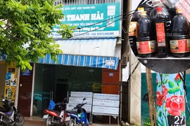 Bất ngờ với trụ sở công ty có hàng ngàn chai nước mắm bị vứt bỏ ở Quảng Nam