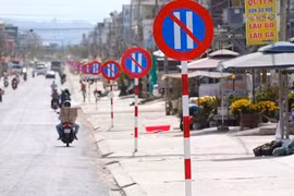 Chính quyền nói gì về việc 1 km Quốc lộ 27 có 23 biển cấm đậu xe?