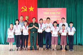 Bộ đội Biên phòng tiếp sức học sinh nghèo đến trường