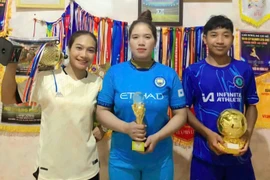 Hai chị em người Bana đam mê môn đẩy gậy