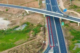 Tài xế kêu trời vì vạch kẻ 'thách đố' trên tuyến cao tốc Vĩnh Hảo - Phan Thiết