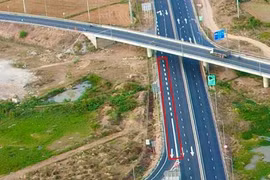 Tài xế kêu trời vì vạch kẻ 'thách đố' trên tuyến cao tốc Vĩnh Hảo - Phan Thiết