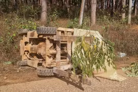 Đắk Nông: Lật xe nâng, nam thanh niên tử vong