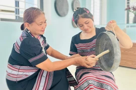 Chuyện một người bền bỉ truyền lửa văn hóa H’re