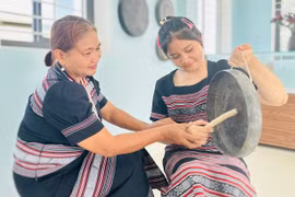 Chuyện một người bền bỉ truyền lửa văn hóa H’re