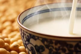 Uống sữa đậu nành mỗi ngày: lợi hay hại cho người tiểu đường?