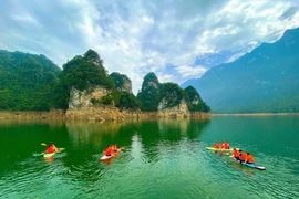 Khám phá dòng Nặm Chang bằng thuyền kayak