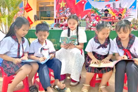 Chạm vào sách