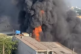 Cháy lớn, khói lửa bao trùm bãi xe ở Bình Chánh