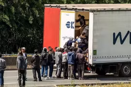 Cảnh sát Bỉ giải cứu 15 người di cư bị mắc kẹt trong xe tải đông lạnh