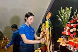 Tuổi trẻ Điện Biên thắp nến tri ân các anh hùng liệt sĩ