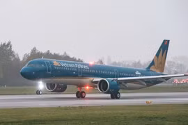 Loạt chuyến bay bị ảnh hưởng bởi bão Wipha, mưa dông