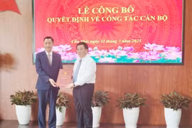 Ủy viên Bộ Chính trị Nguyễn Xuân Thắng trao quyết định về công tác cán bộ