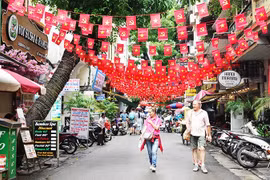 Yêu nước bằng sắc đỏ