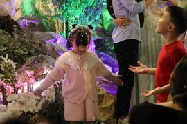 'Tuyết rơi' tại nhiều nơi ở TPHCM trong đêm Giáng sinh