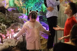 'Tuyết rơi' tại nhiều nơi ở TPHCM trong đêm Giáng sinh