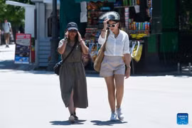 Nắng nóng 'nung' mặt đường Trung Quốc đến 70 độ C