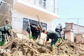 Gần 500 cán bộ, chiến sỹ hỗ trợ người dân Chiềng Sơ khắc phục hậu quả thiên tai