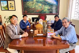 Nhà giáo Tạ Chí Tào tặng hiện vật quý cho Bảo tàng tỉnh