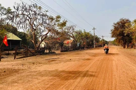 Hạ tầng giao thông chủ yếu là đường đất là trở ngại lớn của làng Khôn trong phát triển kinh tế - xã hội.