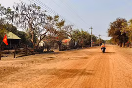 Hạ tầng giao thông chủ yếu là đường đất là trở ngại lớn của làng Khôn trong phát triển kinh tế - xã hội.