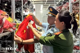 Khởi tố chủ kho hàng kinh doanh hơn 35.000 bộ quần áo giả nhãn hiệu nổi tiếng