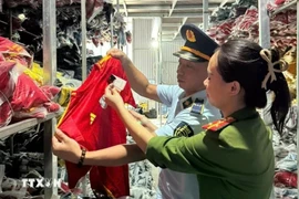 Khởi tố chủ kho hàng kinh doanh hơn 35.000 bộ quần áo giả nhãn hiệu nổi tiếng