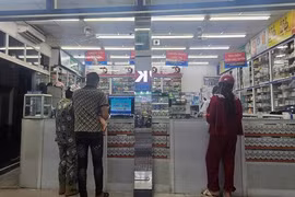 Cha mẹ 'săn' thuốc cảm cúm trong đêm, bác sĩ cảnh báo nóng