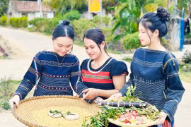 Học sinh trường huyện bảo tồn men rượu cần truyền thống