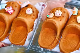 Độc lạ món bánh hình chiếc dép đang 'gây sốt'