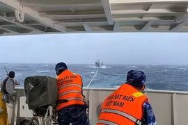 Bão số 1: Nhiều tuyến đường ở Huế bị sạt lở, 3 tàu cá gặp nạn tại miền Trung