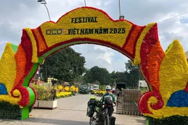 Cô gái Iran trải nghiệm cắm trại nhờ nhà dân, ăn phở vịt trong chuyến xuyên Việt