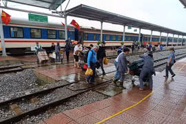 Đường sắt Bắc-Nam bị chia cắt, phải chuyển tải hành khách do bão số 13