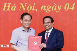 Thủ tướng trao Quyết định điều động, bổ nhiệm 8 lãnh đạo các bộ, cơ quan