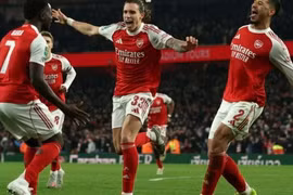 Rượt đuổi tỉ số nghẹt thở Crystal Palace, Arsenal chật vật đoạt vé bán kết League Cup