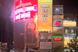 Lửa bao trùm cửa hàng ăn uống ở trung tâm TPHCM