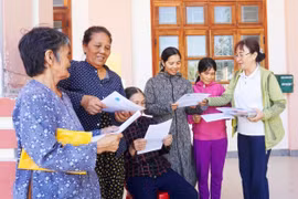 Phụ nữ lớn tuổi hòa nhịp số hóa