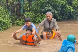 Khi tình người cao hơn mực nước lũ