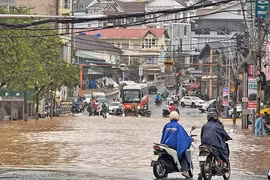 Đà Lạt mưa lớn, nhiều tuyến đường ngập sâu