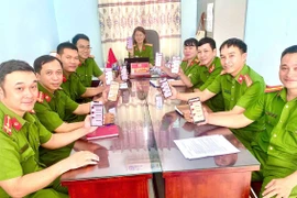 Cán bộ, chiến sĩ Công an phường Hoài Nhơn Nam tham gia góp ý dự thảo văn kiện Đại hội XIV qua VNeID. Ảnh: ĐVCC