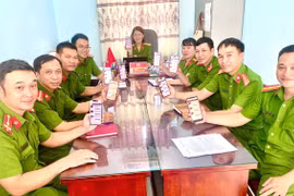 Cán bộ, chiến sĩ Công an phường Hoài Nhơn Nam tham gia góp ý dự thảo văn kiện Đại hội XIV qua VNeID. Ảnh: ĐVCC