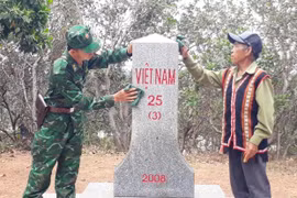 Những “cột mốc sống” nơi phên giậu