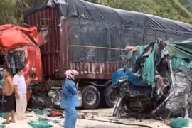 Xe tải tông xe đầu kéo, 2 nạn nhân thương vong mắc kẹt trong cabin