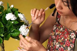 Độc đáo những bông hoa làm bằng đất sét, giá bán từ vài trăm đến chục triệu đồng