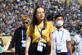 Chủ tịch bóng đá Thái Lan, nữ tỉ phú Madam Pang bất ngờ trở lại Việt Nam
