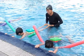 Thiết thực những lớp dạy bơi miễn phí