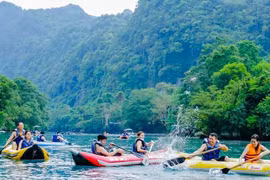 Du khách nườm nượp đến 'Vương quốc hang động' Phong Nha - Kẻ Bàng