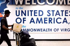 Người Việt đi Mỹ tốn thêm 'mớ tiền' nếu ông Trump áp phí visa 250 USD