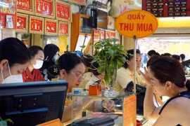 Mua từ 2 chỉ vàng sẽ phải chuyển khoản