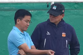 Ông Vũ Tiến Thành bị treo 4 trận, trưởng đoàn bị 3 trận vì lăng mạ trọng tài